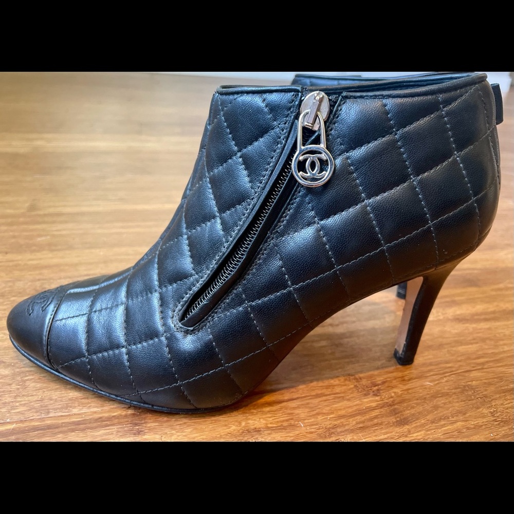 CHANEL Authentic black lambskin quilted leather ankle boots booties 37 7 Lk NEW
